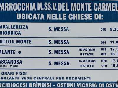 Diamo un'occhiata agli orari delle messe fissati su un cartello posto vicino all'entrata e scopriamo che nei dintorni ci sono quattro luoghi sacri con lo stesso nome in quattro diverse contrade